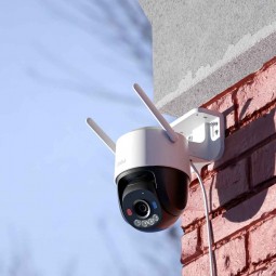Vaizdo stebėjimo kamera IMOU Cruiser SC WiFi 5MP sumontuota ant namo sienos